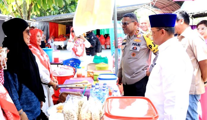Kapolda Papua Irjen Pol. Petrus Patrige Rudolf Renwarin, S.H., M.Si. bersama pejabat dan undangan saat meninjau stand pada iven GPM di halaman Masjid Agung Al-Aqsha Sentani, Kamis (14/8/25)