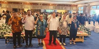 Caption : Foto bersama Anggota Komisi XIII DPR RI Dapil Papua, Tonny Tesar S.Sos, bersama Ketua I DPR Papua, Herlin Beatrix Monim, Ketua Fraksi NasDem DPR Papua, Dwita Handayani, dan Akademisi Uncen usai pemaparan kegiatan penguatan relawan gerakan kebajikan Pancasila yang berlangsung di Hotel Numbay, Distrik Jayapura Utara, Kota Jayapura, Selasa (19/8/2025).
