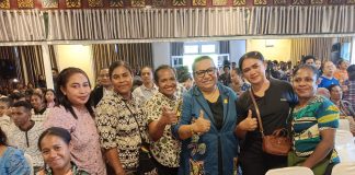 Caption : Wakil Ketua I DPR Papua, Herlin Beatrix Monim, saat foto bersama dengan relawan gerkan kebajikan Pancasila usai memberikan materi di Hotel Numbay Dok V Atas, Distrik Jayapura Utara Kota Jayapura, Selasa (19/8/2025).