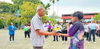 Captio Foto : Ketua panitia saat menyerahakan bibit pohon Pinang kepada Rektor ISBI Tanah Papua.
