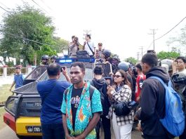 Demo Mahasiswa, Masyarakat dan Komunitas Ojek Online ke Kantor Telkom Merauke