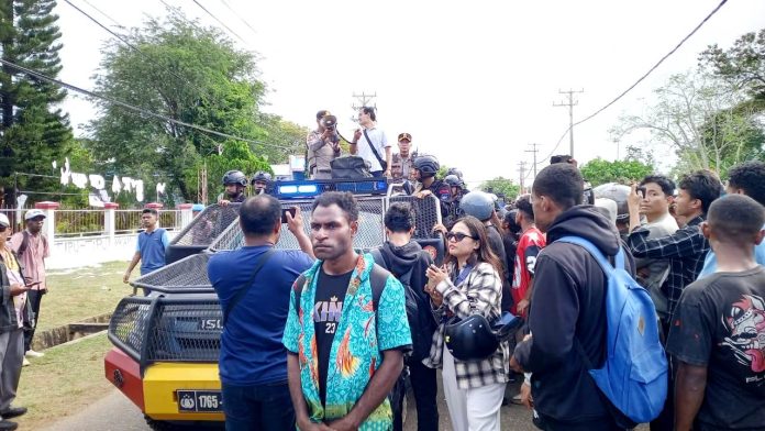Demo Mahasiswa, Masyarakat dan Komunitas Ojek Online ke Kantor Telkom Merauke