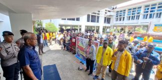 Caption Fotoo : Wakil Ketua Fraksi NasDem DPR Papua, Alberth Merauje , saat menerima mahasiswa puncak Jaya kota Studi Kota Jayapura di halaman DPR Papua, Jum’at (22/8/2025).