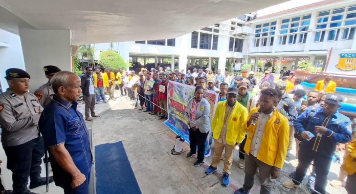 Caption Fotoo : Wakil Ketua Fraksi NasDem DPR Papua, Alberth Merauje , saat menerima mahasiswa puncak Jaya kota Studi Kota Jayapura di halaman DPR Papua, Jum’at (22/8/2025). Caption Fotoo : Wakil Ketua Fraksi NasDem DPR Papua, Alberth Merauje , saat menerima mahasiswa puncak Jaya kota Studi Kota Jayapura di halaman DPR Papua, Jum’at (22/8/2025).