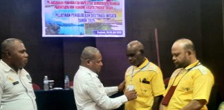 Wakil Bupati Jayapura, Haris Richard Yocku mengalungkan tanda peserta saat membuka pelatihan manajemen pengelolaan destinasi wisata