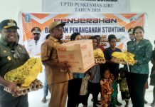 Ketua TP PKK Kabupaten Jayapura, Ny. Dewi Sartika S. Wonda, S.Par., dan Wakil Ketua TP PKK, Ny. Anitha Hening F. Yocku, bersama Bupati Jayapura, Dr. Yunus Wonda, S.H., M.H., dan Wakil Bupati Haris Richard S. Yocku saat menyerahkan bantuan gizi pada kesempatan kunker ke Distrik Airu, Selasa (29/7/2025).