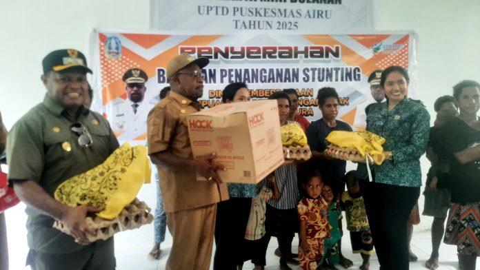 20250729_130929 Ketua TP PKK Kabupaten Jayapura, Ny. Dewi Sartika S. Wonda, S.Par., dan Wakil Ketua TP PKK, Ny. Anitha Hening F. Yocku, bersama Bupati Jayapura, Dr. Yunus Wonda, S.H., M.H., dan Wakil Bupati Haris Richard S. Yocku saat menyerahkan bantuan gizi pada kesempatan kunker ke Distrik Airu, Selasa (29/7/2025).