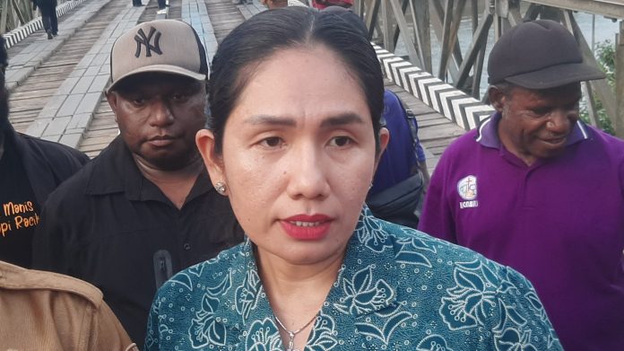 Ketua TP PKK Kabupaten Jayapura, Ny. Dewi Sartika Winda, S.Par