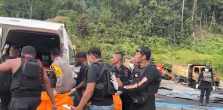Evakuasi korban bernama Muh. Nasir Daeng Mappa (44) pada kerusuhan yang terjadi di Camp PT. Paesa, Kabupaten Yalimo, pada Minggu (21/9/2025)