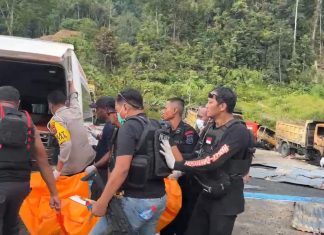 Evakuasi korban bernama Muh. Nasir Daeng Mappa (44) pada kerusuhan yang terjadi di Camp PT. Paesa, Kabupaten Yalimo, pada Minggu (21/9/2025)
