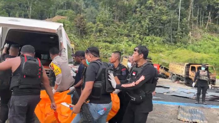 Evakuasi korban bernama Muh. Nasir Daeng Mappa (44) pada kerusuhan yang terjadi di Camp PT. Paesa, Kabupaten Yalimo, pada Minggu (21/9/2025)