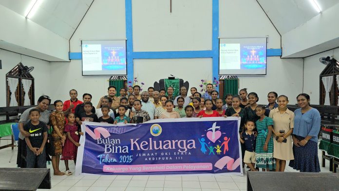 Kepala Dinas Komunikasi dan Informatika Kabupaten Jayapura, Gustaf Griapon, ST, M.Sos foto bersama usai menjadi pemateri pada kegiatan Ibadah dan Seminar di Jemaat GKI Efata Ardipura III , Senin (01/09/2025)