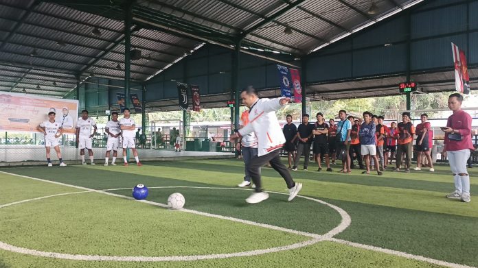 Ketua DPD PKS Kota Jayapura, Burhanuddin, saat menendang bola secara simbolis sebagai tanda dimulainya turnamen futsal