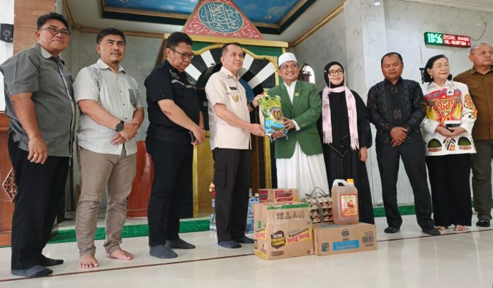 Caption : Penjabat Gubernur Papua, Dr. Drs. Agus Fatoni, M.Si., didampingi Sekda, dan Asisten dan pimpinan OPD Provinsi Papua Saat menyerahkan bantuan sembako pimpinan Ponpes DDI Entrop, Sabtu (6/9/2025).