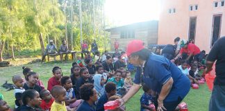 Caption : Sekretaris Dewan (Sekwan) DPR Papua, Dr. Juliana J. Waromi, SE., M.Si, saat menyerahkan bantuan sembako dan makanan sehat untuk anak anak di Koya Karang, Distrik Muara Tami, Jumat (5/9/2025)