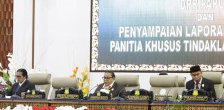 Caption : Wakil Ketua I DPR Papua, Herlin Beatrix Monim, saat membuka secara resmi Rapat Paripurna dengan Agenda Penyampaian Laporan Hasil Reses Tahap II DPR Papua dan Penyampaia  Laporan hasil kerja Pansus tindaklanjut LHP BPK RI yang berlangsung di ruang rapat Paripurna DPR Papua, Senin (8/9/2025).