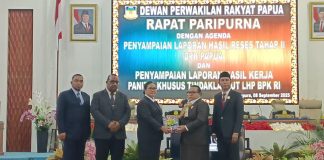 Caption : Wakil Ketua I DPR Papua, Herlin Beatrix Monim, saat menyerahkanl penyampaian laporan hasil reses tahap II dan Laporan hasil kerja Panitia Khusus DPR Papua Tindaklankut LHP BPK RI kepada Pemerintah Provinsi Papua Penjabat Sekda, Suzana D. Wanggai, dalam sidang Paripurna, Senin (8/9/2025) malam.