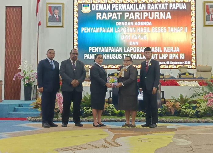 Caption : Wakil Ketua I DPR Papua, Herlin Beatrix Monim, saat menyerahkanl penyampaian laporan hasil reses tahap II dan Laporan hasil kerja Panitia Khusus DPR Papua Tindaklankut LHP BPK RI kepada Pemerintah Provinsi Papua Penjabat Sekda, Suzana D. Wanggai, dalam sidang Paripurna, Senin (8/9/2025) malam.