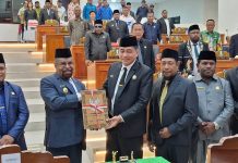 Ketua DPRK Jayapura, Ruddy Bukanaung menyerahkan Perda Nomor 12 Tahun 2025 Tentang RPJMD Kabupaten Jayapura Tahun 2025-2029 yang baru disahkan kepada Bupati Jayapura, Yunus Wonda, Kamis (18/9/25)