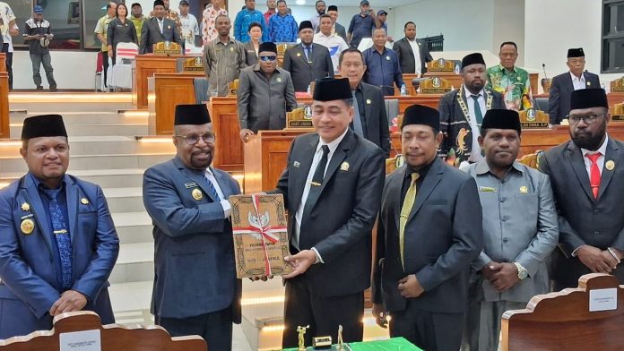 Ketua DPRK Jayapura, Ruddy Bukanaung menyerahkan Perda Nomor 12 Tahun 2025 Tentang RPJMD Kabupaten Jayapura Tahun 2025-2029 yang baru disahkan kepada Bupati Jayapura, Yunus Wonda, Kamis (18/9/25)
