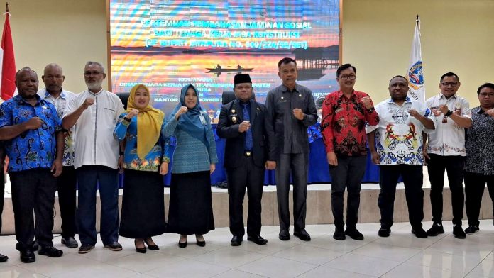 Wakil Bupati Jayapura, Haris Richard Yocku berfoto bersama Kepala BPJS Ketenagakerjaan Papua dan pejabat yang hadir pada pertemuan pembahasan jaminan sosial bagi tenaga kerja jasa konstruksi