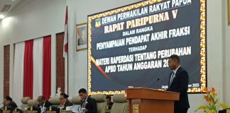 Caption : Jefri Hendri Bisai, SH saat menyampaikan laporan akhir Fraksi GAP di sidang paripurna DPR Papua, yang berlangsung di ruang rapat paripurna DPR Papua, pada Jumat 19 September 2025 malam
