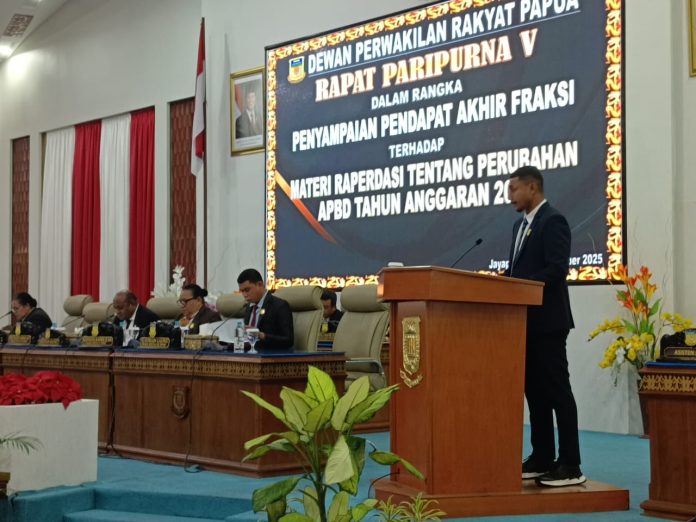 IMG-20250919-WA0297 Caption : Jefri Hendri Bisai, SH saat menyampaikan laporan akhir Fraksi GAP di sidang paripurna DPR Papua, yang berlangsung di ruang rapat paripurna DPR Papua, pada Jumat 19 September 2025 malam