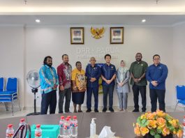 Caption : Wakil Ketua Komisi IV DPR Papua, Edward Norman Banua didampingi anggota Komisi IV, Dr. Ir. Alberth Merauje, A.Md.Tek., S.T., M.T., IPM foto bersama Komisi III DPRK Keerom, usai pertemuan di Ruangan Rapat  Komisi IV DPR Papua, Selasa, 23 September 2025, siang.