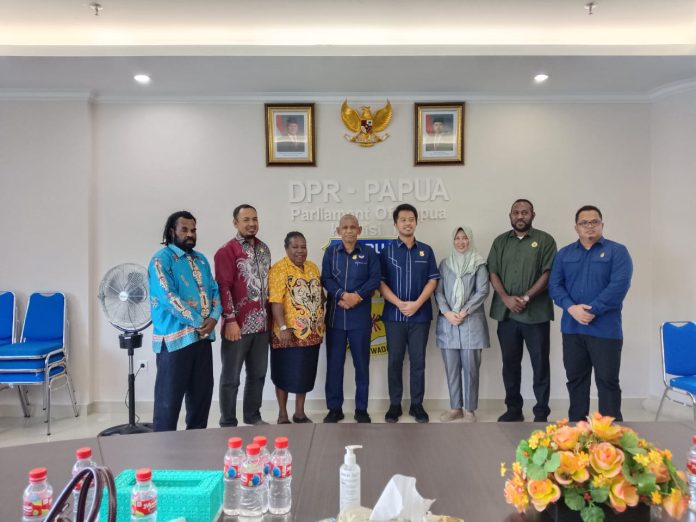 IMG-20250924-WA0006 Caption : Wakil Ketua Komisi IV DPR Papua, Edward Norman Banua didampingi anggota Komisi IV, Dr. Ir. Alberth Merauje, A.Md.Tek., S.T., M.T., IPM foto bersama Komisi III DPRK Keerom, usai pertemuan di Ruangan Rapat Komisi IV DPR Papua, Selasa, 23 September 2025, siang.