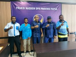 Caption : Wakil Ketua Fraksi NasDem DPR Papua, Ir. Albert Merauje, saat foto bersama dengan penyandang disabilitas di Papua usia pertemuan di ruang Fraksi NasDem DPR Papua, Rabu 24 September 2025