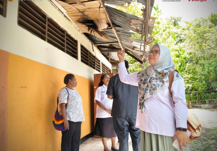 Caption : Ketua Fraksi PKS DPRK Jayapura yang juga anggota Komisi D Bidang Pendidikan, Hj. Asriyani saat menunjukkan kondisi SD Negeri Inpres VIM 3 Kotaraja yang sudah tidak layak pakai.