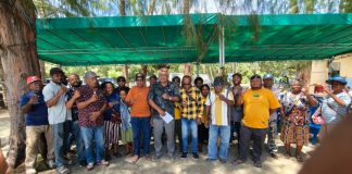 Caption : Ondoafi Kampung Tobati Laut, Hans Howa Ireeuw, saat foto bersama dengan warga Kampung Tobati, Distrik Jayapura Selatan, Kota Jayapura, Papua, Jumat (26/9/2025).