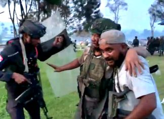 Evakuasi personel TNI AD Satgas Maleo Kopassus yang terluka dalam kerusuhan di Distrik Elelim, Kabupaten Yalimo, Selasa (16/9/2025) sore