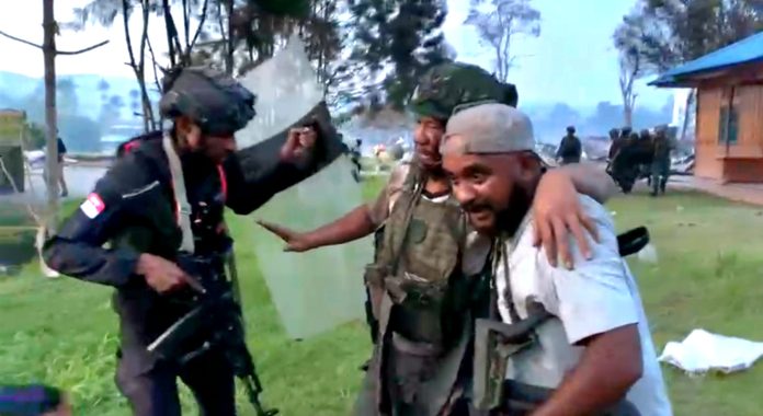 Evakuasi personel TNI AD Satgas Maleo Kopassus yang terluka dalam kerusuhan di Distrik Elelim, Kabupaten Yalimo, Selasa (16/9/2025) sore