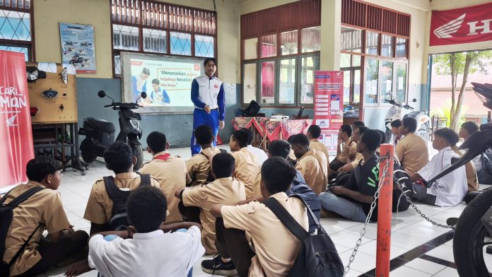 Safety Riding School oleh Astra Motor Papua kepada siswa jurusan Teknik Sepeda Motor (TSM) kelas X dan XI di SMK 1 Sentani