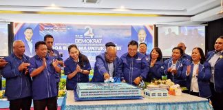 Pemotongan kue ulang tahun berukuran jumbo oleh Plt. Ketua DPD Partai Demokrat Papua, Dr. Yunus Wonda,SH,MH pada peringatan HUT Partai Demokrat ke-24 yang digelar di salah satu hotel di Sentani, Selasa (9/9/25)