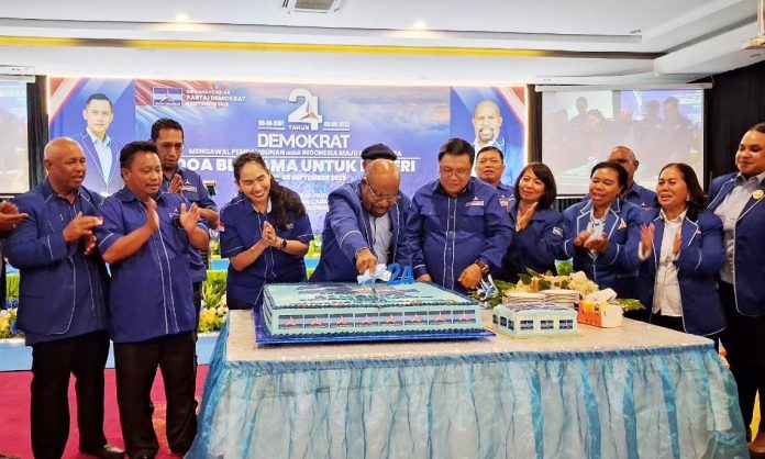 WhatsApp Image 2025-09-10 at 05.44.57(1) Pemotongan kue ulang tahun berukuran jumbo oleh Plt. Ketua DPD Partai Demokrat Papua, Dr. Yunus Wonda,SH,MH pada peringatan HUT Partai Demokrat ke-24 yang digelar di salah satu hotel di Sentani, Selasa (9/9/25)