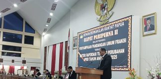 Caption: Ketua Fraksi Gabungan Gerakan Amanat Persatuan (GAP) DPR Papua, Yeyen saat menyampaikan Pandangan Umum fraksi terhadap Raperdasi APBD Perubahan 2025 dalam Rapat Paripurna di Ruang Sidang DPR Papua, Kamis malam, 18 September 2025.