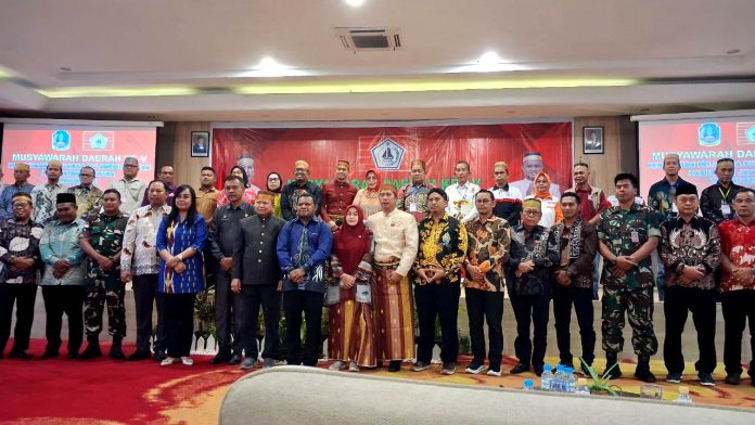 H.Wagus Hidayat,SH, M.Sos bersama Wakil Bupati Jayapura, Haris Richard Yocku, dan undangan yang hadir berfoto bersama pada pembukaan Musda V KKSS Kabupaten Jayapura, Sabtu (20/09/25)