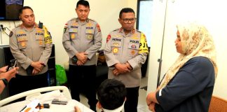 Kapolda Papua Irjen Pol. Patrige R. Renwarin, S.H., M.Si., didampingi sejumlah pejabat POlda Papua saat mengunjungi korban kerusuhan Yalimo di RS Bhayangkara Jayapura