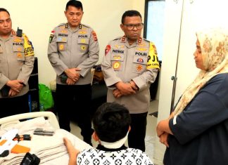 Kapolda Papua Irjen Pol. Patrige R. Renwarin, S.H., M.Si., didampingi sejumlah pejabat POlda Papua saat mengunjungi korban kerusuhan Yalimo di RS Bhayangkara Jayapura