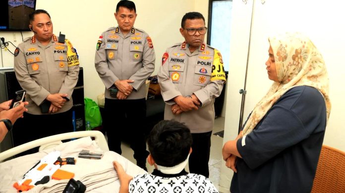 Kapolda Papua Irjen Pol. Patrige R. Renwarin, S.H., M.Si., didampingi sejumlah pejabat POlda Papua saat mengunjungi korban kerusuhan Yalimo di RS Bhayangkara Jayapura