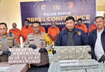 Kapolda Papua, Brigjen Pol Patrige Petrus Rudolf Renwarin, S.H., M.Si. Saat menunjukkan barang bukti uang hasil korupsi dana desa Kabupaten Lanny Jaya yang berhasil disita