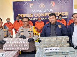 Kapolda Papua, Brigjen Pol Patrige Petrus Rudolf Renwarin, S.H., M.Si. Saat menunjukkan barang bukti uang hasil korupsi dana desa Kabupaten Lanny Jaya yang berhasil disita