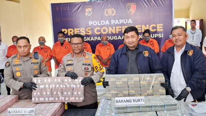 Kapolda Papua, Brigjen Pol Patrige Petrus Rudolf Renwarin, S.H., M.Si. Saat menunjukkan barang bukti uang hasil korupsi dana desa Kabupaten Lanny Jaya yang berhasil disita