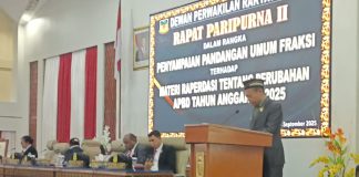 Caption : Wakil Ketua Fraksi Keadilan dan Pembangunan DPR Papua, Bambang Mujiono, SE saat menyampaikan laporan pandangan Fraksi Umum dalam pembahasan Raperdasi APBD Papua 2025, Kamis 18 September 2025