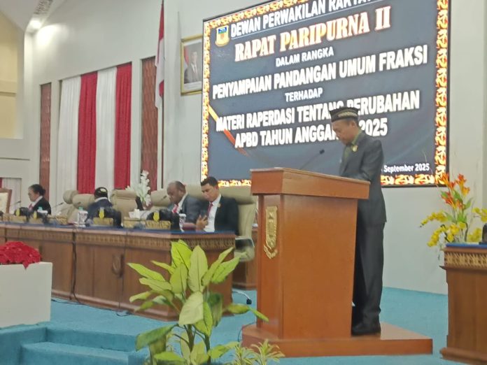 Caption : Wakil Ketua Fraksi Keadilan dan Pembangunan DPR Papua, Bambang Mujiono, SE saat menyampaikan laporan pandangan Fraksi Umum dalam pembahasan Raperdasi APBD Papua 2025, Kamis 18 September 2025