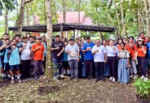 Wakil Bupati Jayapura, Haris Richard S. Yocku memimpin penanaman bibit pohon di hari anak nasional