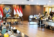Gubernur Provinsi Papua, Mathius Fakhiri bersama lima gubernur DOB di Tanah Papua dalam pertemuan bersama Menteri Koordinator Bidang Infrastruktur dan Pembangunan Kewilayahan, Agus Harimurti Yudhoyono (AHY), di Kantor Kemenko Infra, Jakarta Pusat, Kamis (23/10/2025)