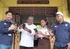 Manager Mobile Consumer Telkomsel Branch Jayapura, Grita Adrinovian ketika mencoba akses jaringan Hyper 5G Telkomsel di SMAN 1 Kota Jayapura.